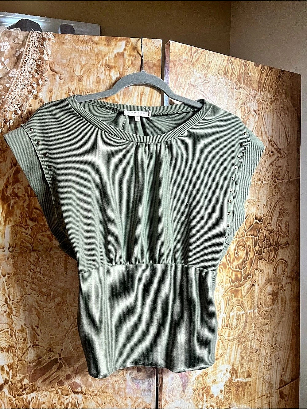 Buckle Gilded Intent Ribbed Studded Capped Sleeve Top Size Medium